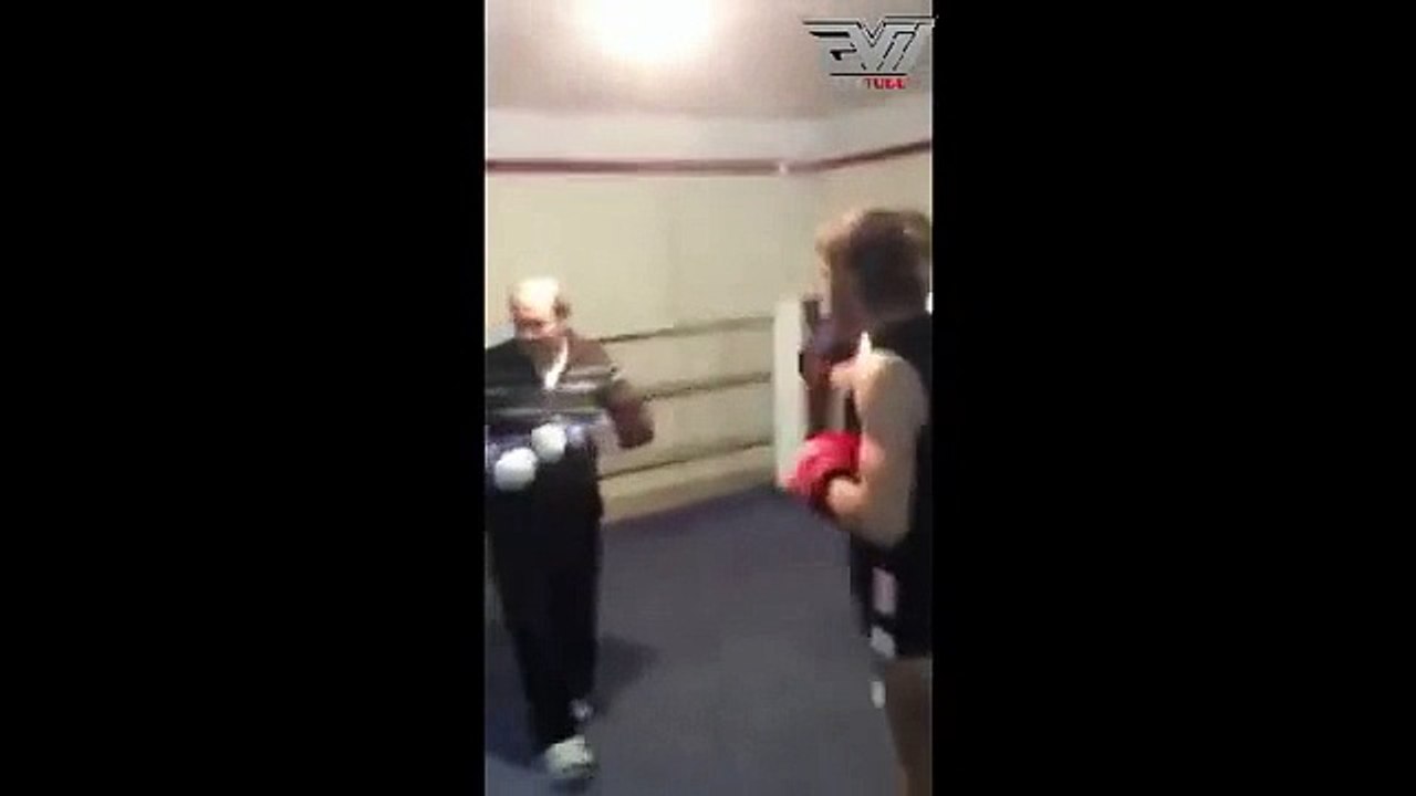 Дед дал жару Уложил боксера с нескольких ударов