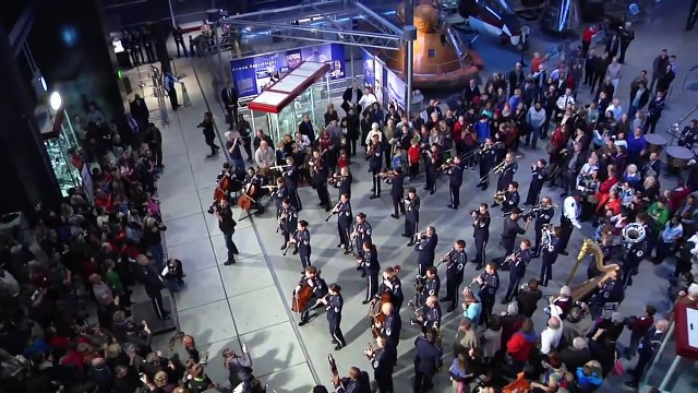 Flash Mob impressionnant de l'US Air Force dans un musée