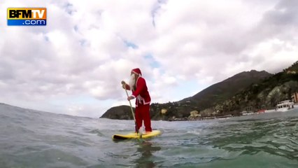 Le Père Noël fait du paddle en Italie