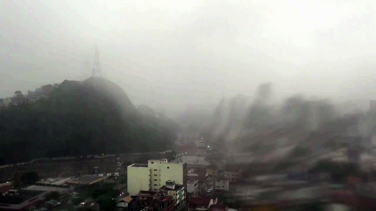 Raio atinge torre de TV em Vitória