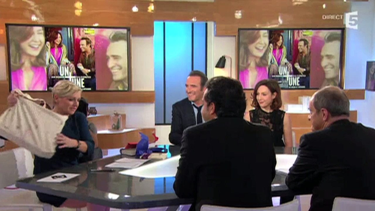 Jean Dujardin gêné en recevant un cadeau pour sa fille dans "C à vous"