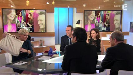Jean Dujardin gêné en recevant un cadeau pour sa fille dans "C à vous"