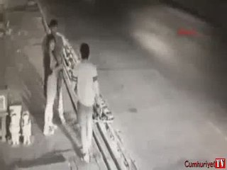 Dehşet anı kamerada: Yangın tüpüyle başını ezerek öldürdü