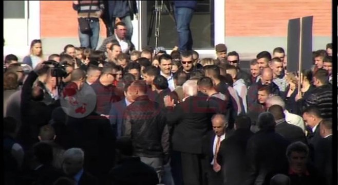 Basha i bashkohet protestuesve, nis marshimi drejt kryeministrise