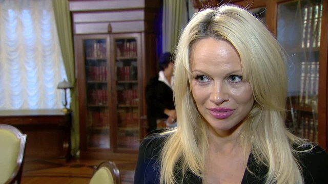 Pamela Anderson pide ayuda a Putin contra el cambio climático