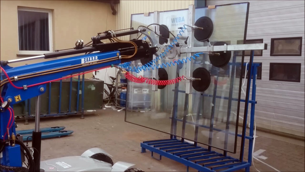 Podnoszenie szyby próżniowym robotem montażowym BEFARD XC400