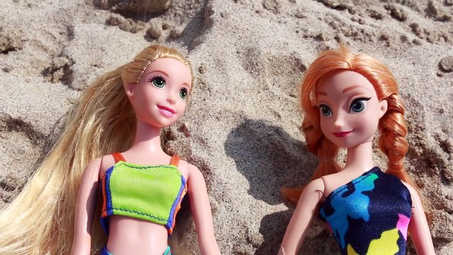 BEACH SURPRISE! Frozen Princess Anna & Tangled Rapunzel Best Looking MAN COMPETITION Prank Parody