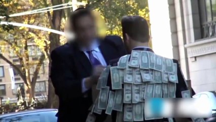 Bedava dağıttığı paraları bakın kimler aldı_