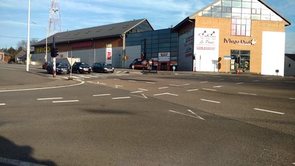 Carrefour Chaussée de Louvain - L'absence de marquage crée la confusion