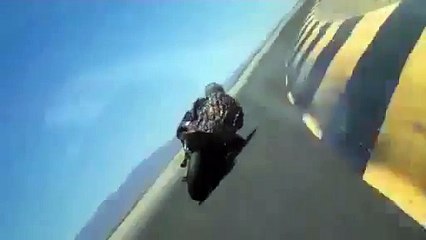 un-motard-touche-le-sol-avec-son-casque