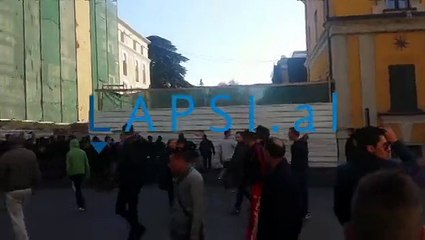 Protestuesit futen te Ministria e Brendshme