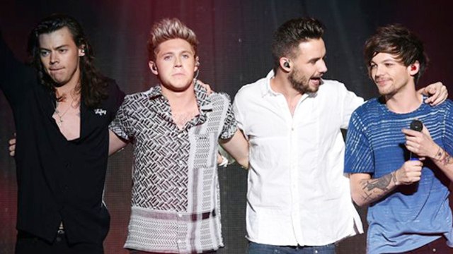 (VIDEO) One Direction Perform To 'Story Of My Life'