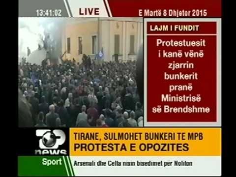 PA KOMENT - Protestuesit çajnë rrethimin, i vënë flakën bunkerit