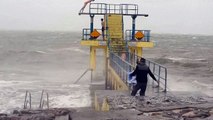 Deux jeunes inconscients font des plongeons pendant la tempête 