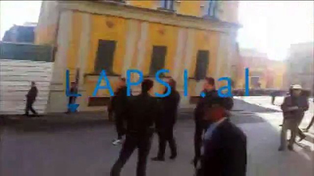 Protestuesit te bunkeri i Ministrise se Brendshme