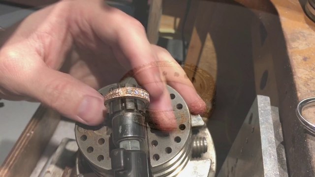 Un artisan fait une bague en or sertie de diamant en partant de rien!