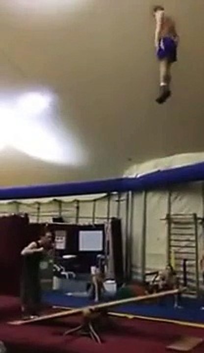 2 acrobates incroyables font une démo de Jumping jack... Dingue!