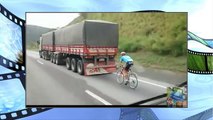 Ciclista corre em alta velocidade em auto-estrada na bicicleta - Só no vácuo