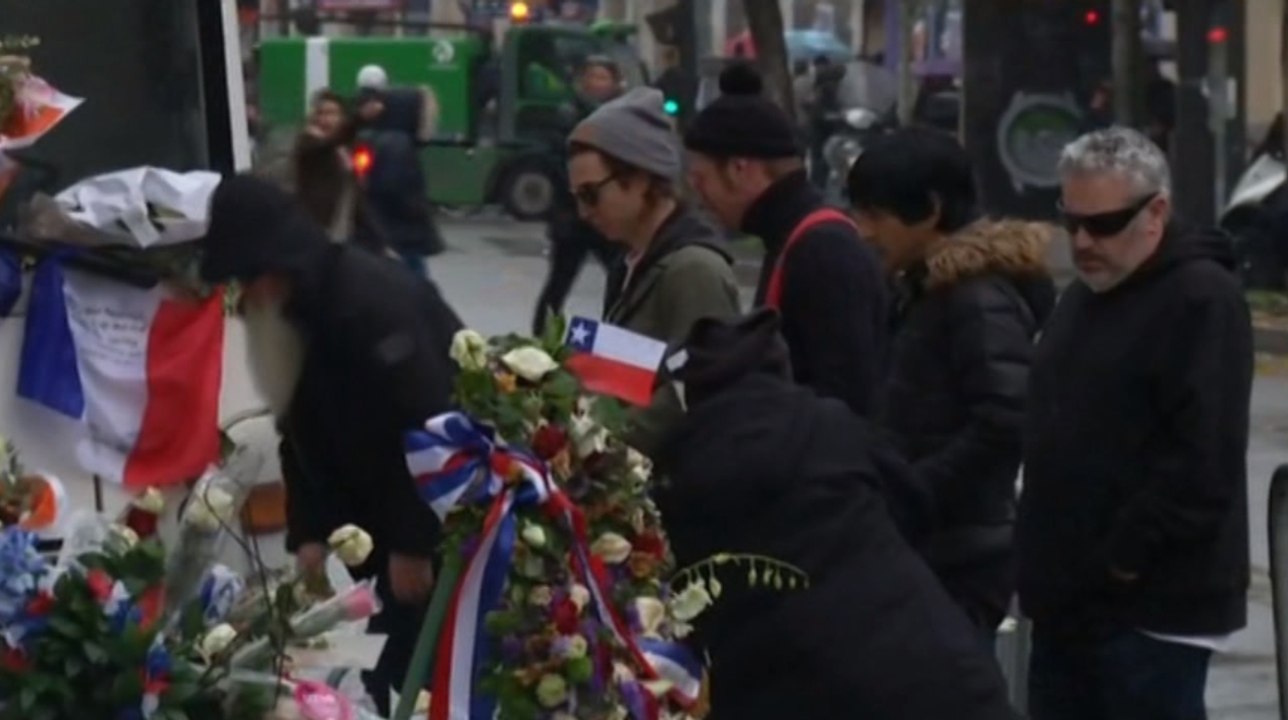Les Eagles of Death Metal se recueillent devant le Bataclan