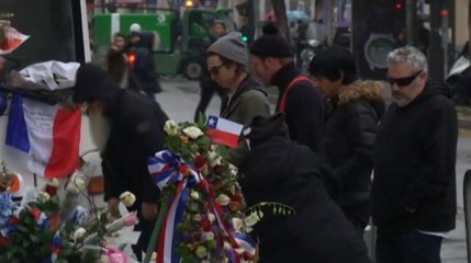 Les Eagles of Death Metal se recueillent devant le Bataclan