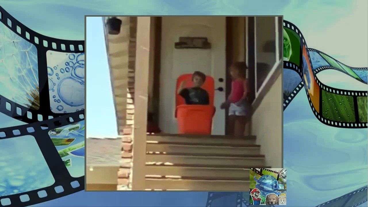 Menina empurra irmão da escada na caixa - Montagem em câmera lenta -Vídeo para rir