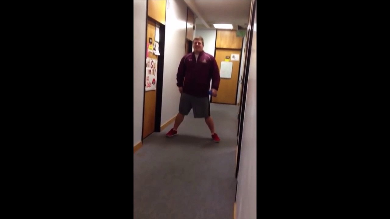 Une joueuse de Rugby essaie de mettre à terre un joueur de Football américain... FAIL