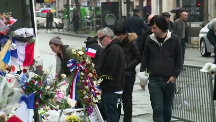 Les Eagles of Death Metal se recueillent devant le Bataclan