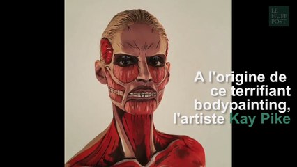 Son body painting la transforme en une horrible créature