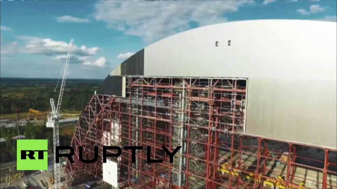 Ukraine : images aériennes de la construction du sarcophage du réacteur de la centrale de Tchernobyl