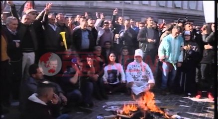 Protestuesit qëlluan me gurë, shkopinj dhe vezë Kryeministrinë- Ora News- Lajmi i fundit-