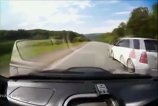 Quand deux idiots se rencontrent sur la route, ça donne un gros crash