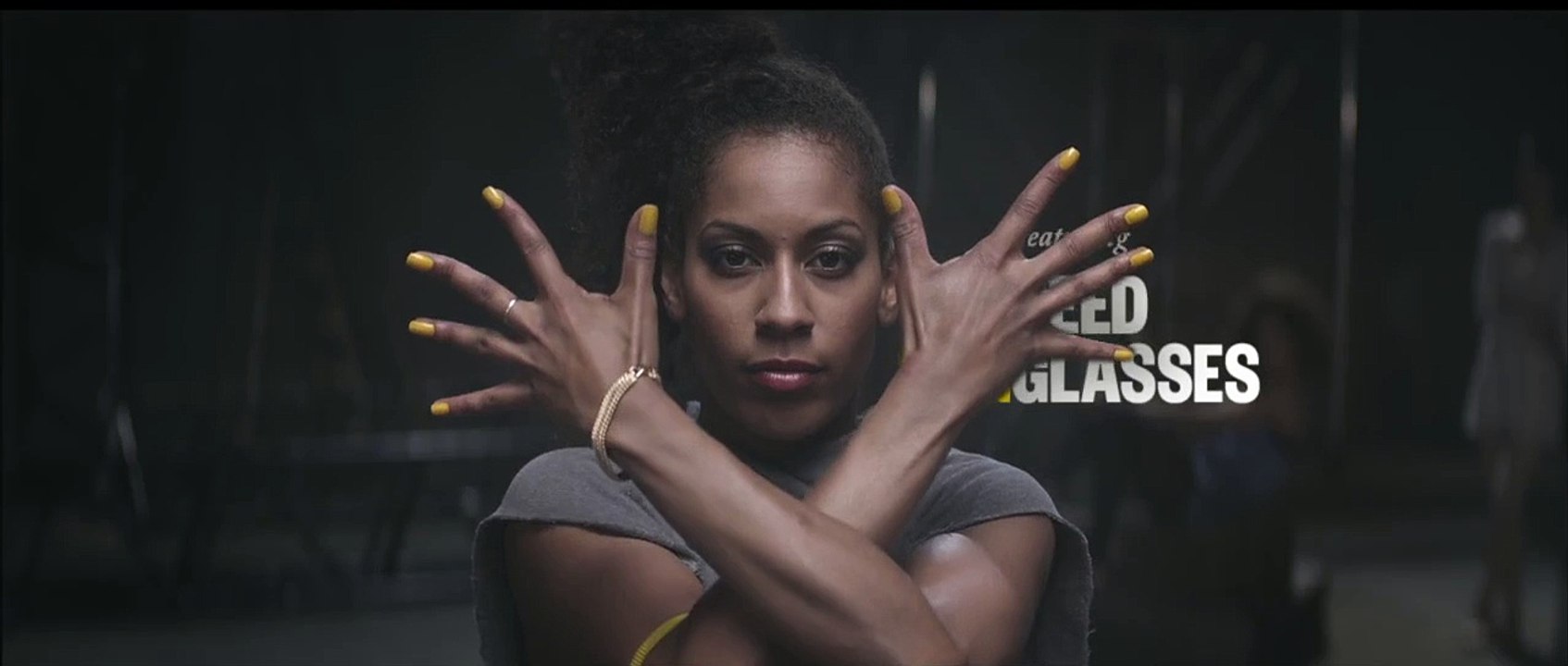 Une ballerine commence à danser devant ce cheval, lorsqu'il s'approche d'elle, wow!