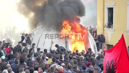 Report TV - "Neveri për politikën e ngjirur të PD  dogjën sic do bënte regjimi komunist"