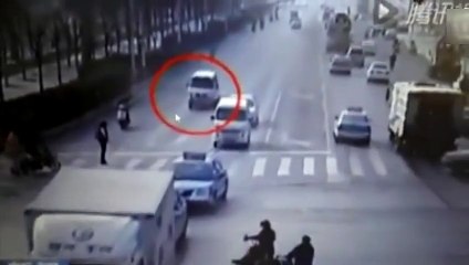 RAW_ Bizarre accident, Vans and Car Levitate, Fly through air in a busy intersection in China