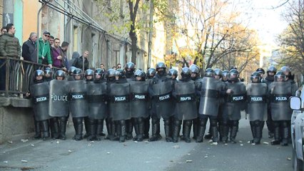 PROTESTA E OPOZITES NE TIRANE, I VIHET FLAKA BUNKERIT NE MB