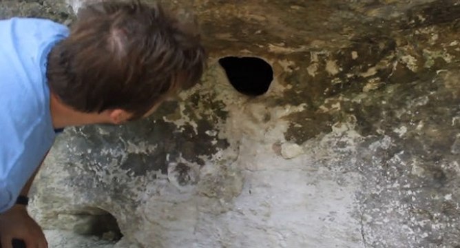 Il met la main dans un trou pour sortir quelque chose de vraiment flippant