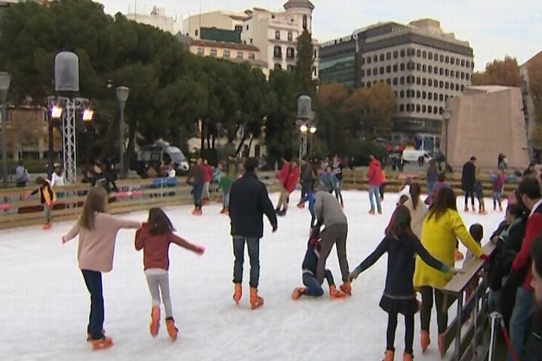 Las familias disfrutan de la pista de hielo de Navidad