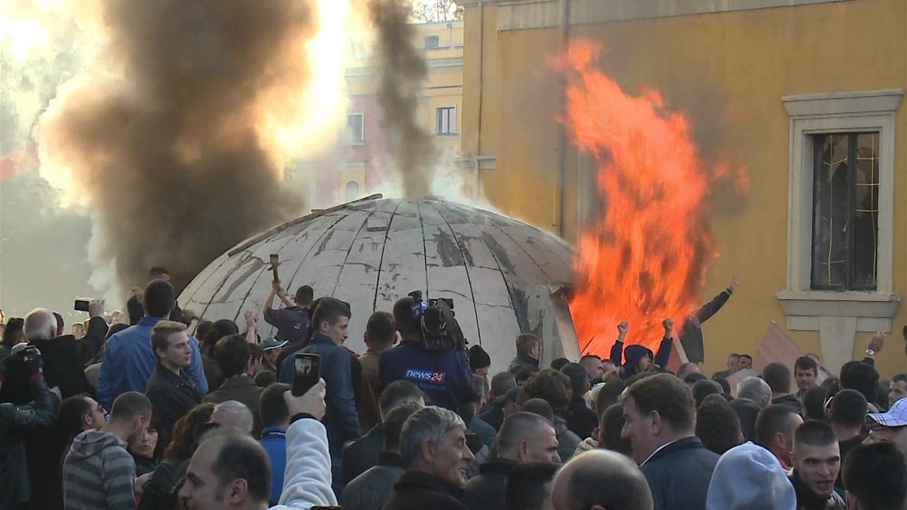 MEDIAT E HUAJA PASQYROJNE PROTESTEN