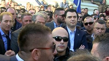 INCIDENTET NE PROTESTE,BUNKERIT I VIHET ZJARRI, GURE E VEZE MBI KRYEMINISTRINE LAJM mpg