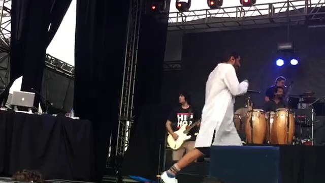 Criolo faz show em homenagem às vítimas da tragédia em Mariana