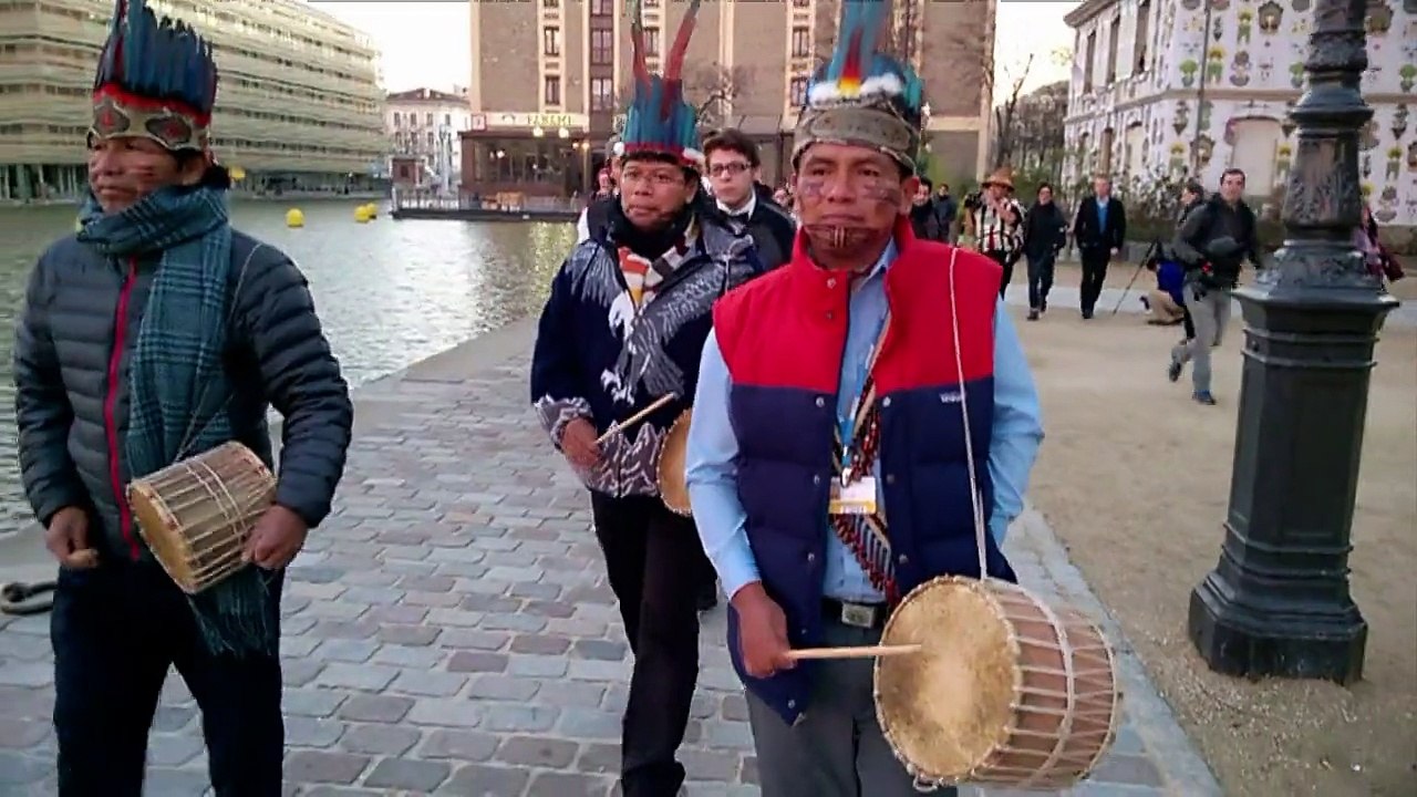 COP21: une pirogue des peuples autochtones navigue à Paris