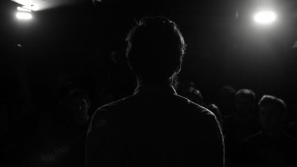 Je suis SEUL EN SCENE