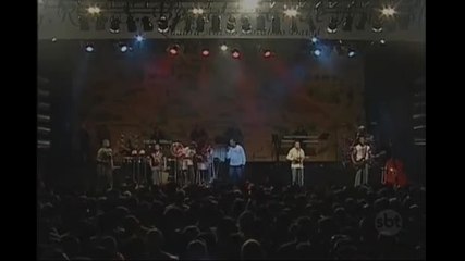 Grupo de pagode se assusta com tiros durante show