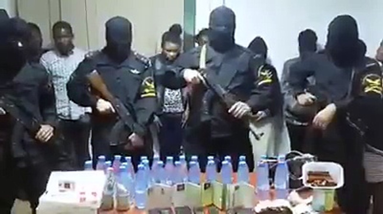 القبض علي مجموعة من الأفارقة داخل وكر لدعارة و تجارة المخدرات وزجاجات سحر