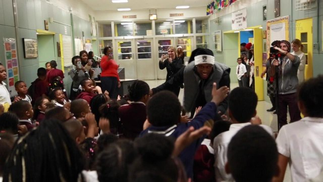 Nets' Thaddeus Young Plays Santa Claus