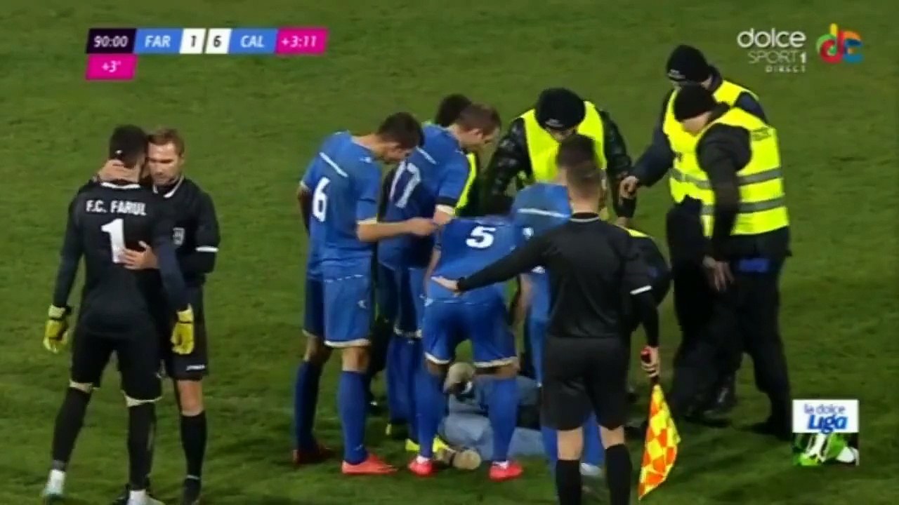 Un gardien se fait agresser par un supporter en plein match