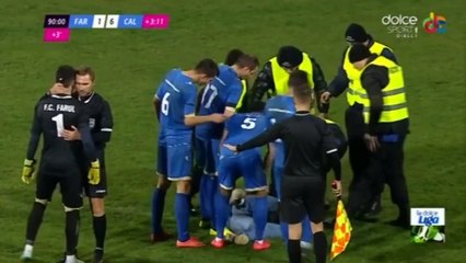 Un gardien se fait agresser par un supporter en plein match