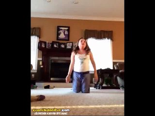 Kardeşininin Yoga Videosunu Köpeğiyle Trolleyen Velet