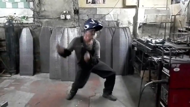 Сварщик отжигает