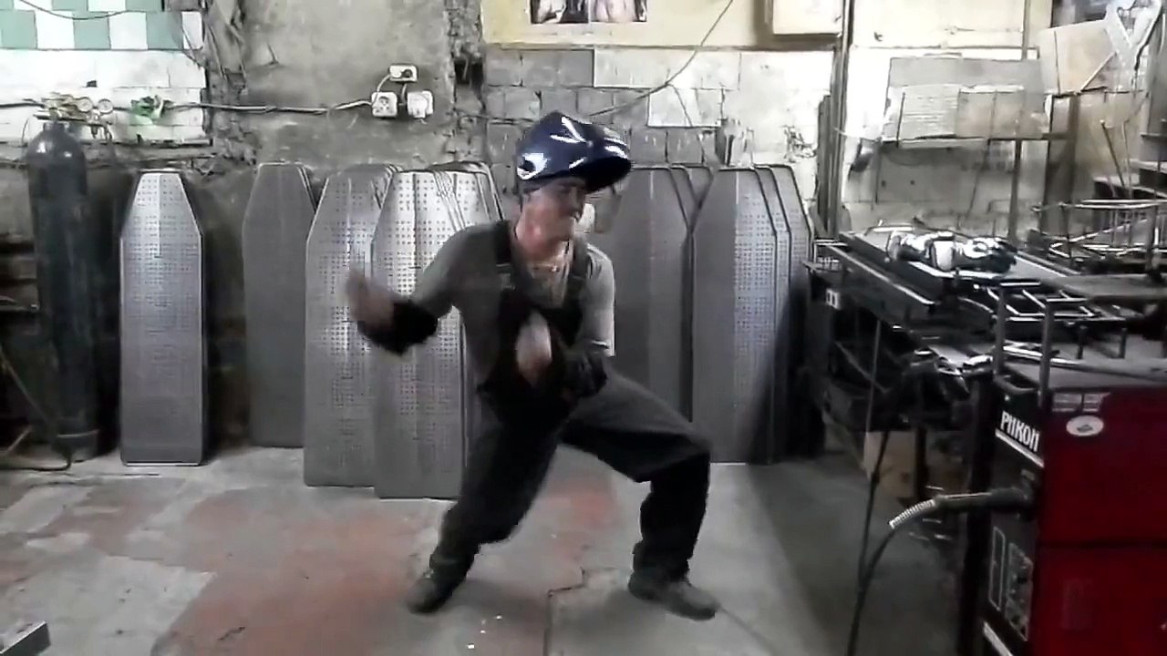 Сварщик отжигает